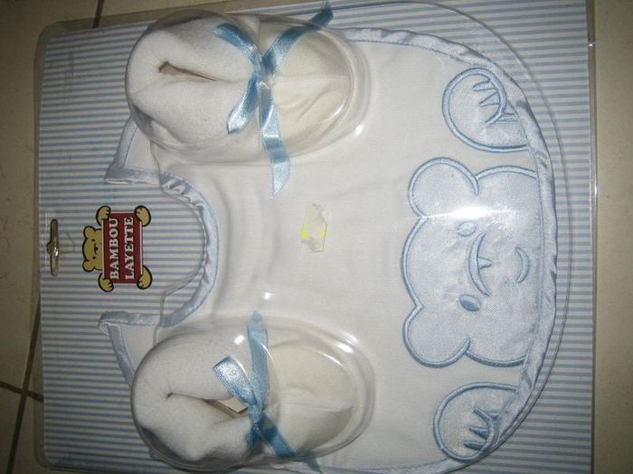 chausson et bavoir bébé mixte neuf dans l'emballage d'origine