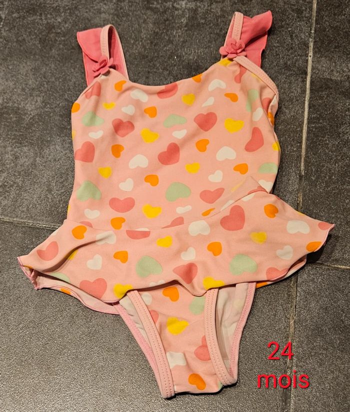 Maillot de bain 1 pièce à volant, rose avec des coeurs et des fleurs. 24 mois - photo numéro 2
