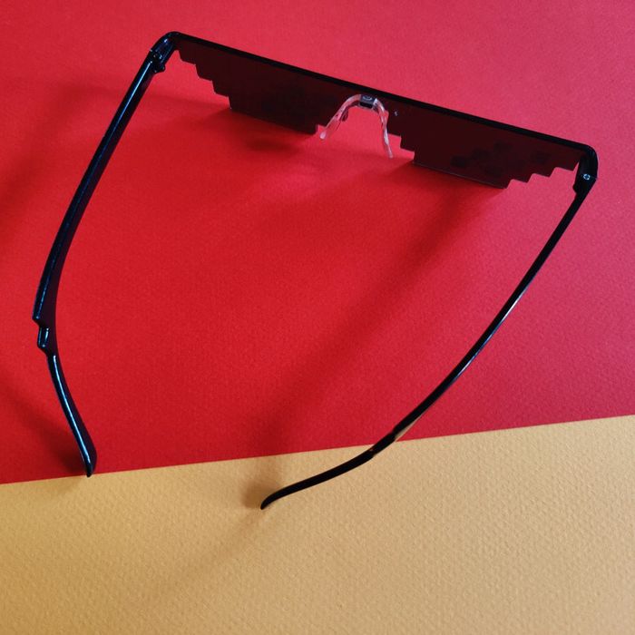 Lot de 2 paires de lunettes de soleil pixellisées - Excellent état 🌟 - Envoi rapide 🚚💨 - photo numéro 5