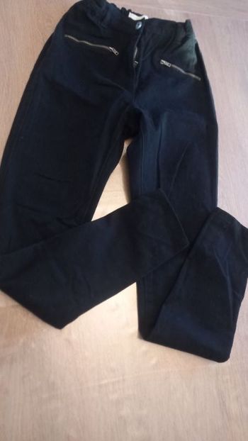 Jean noir à boutons.