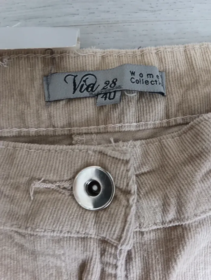 Pantalon en velours beige Taille 40 Neuf