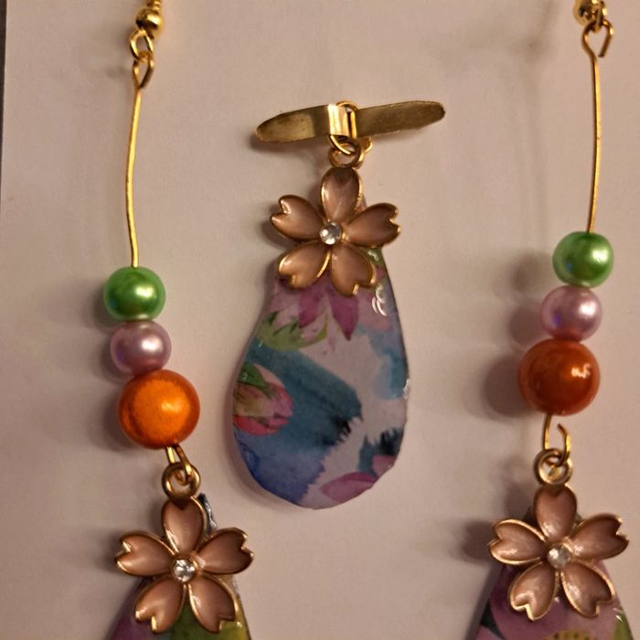 Boucles d'oreilles pendante avec pendentif assortie multicolore - photo numéro 7