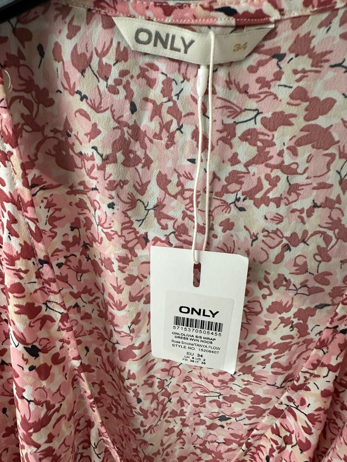 robe portefeuille Taille 36 ONLY fleuri tons rose NEUVE - photo numéro 3
