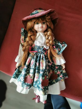 Poupée en porcelaine