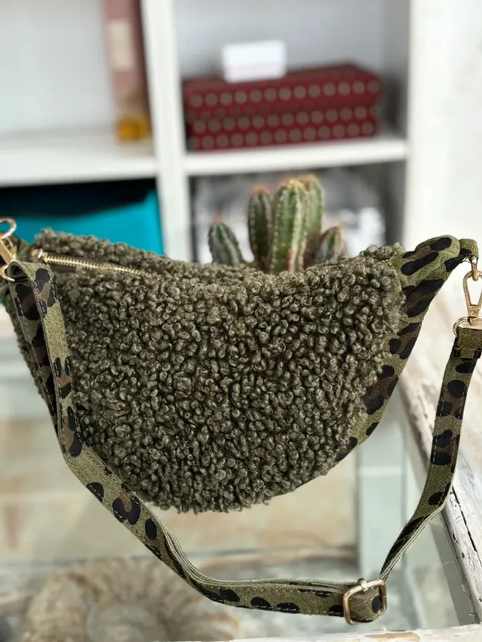 Sac demie-lune moumoute vert kaki et léopard - photo numéro 4