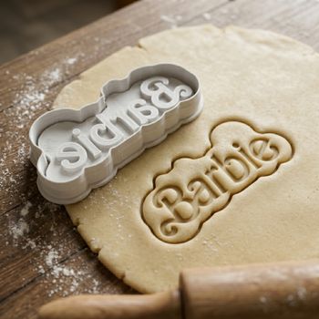 Emporte-pièce thème Barbie logo police cursive pour biscuits sablés pâtisserie