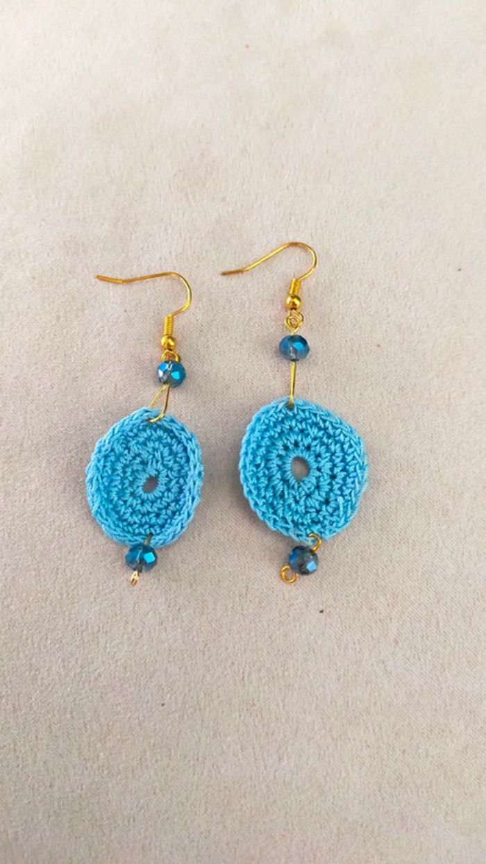 Boucles d’oreilles crochet bleu ciel & perles facettées – Fait main - Collection Brume Bleue - photo numéro 6
