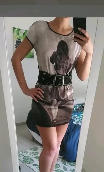 Robe ou tunique noire et grise, motif femme