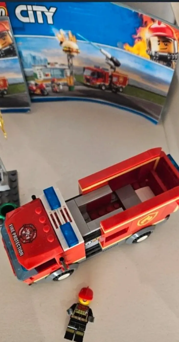 LEGO 60214 City Fire L’Intervention des Pompiers au Restaurant de Hamburgers - photo numéro 4