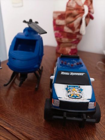 Hélicoptère + voiture de police et 2 figurines