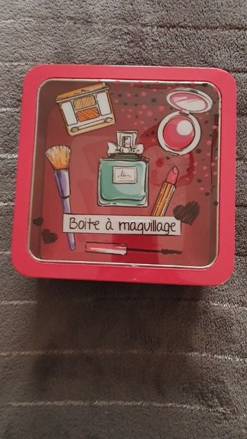 Boîte à maquillage en métal neuve