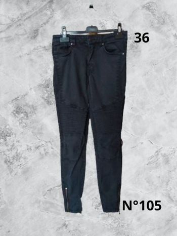 N°105 Jean noir T36. H&M. Taille haute, coupe slim.