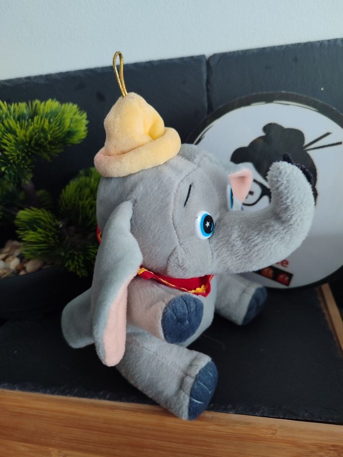 Doudou Dumbo Éléphant Disney Assis Plume Noir Gris Collerette Éléphant Bonnet - photo numéro 2