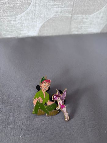Lot de 2 pins Peter Pan et Clochette pirate 