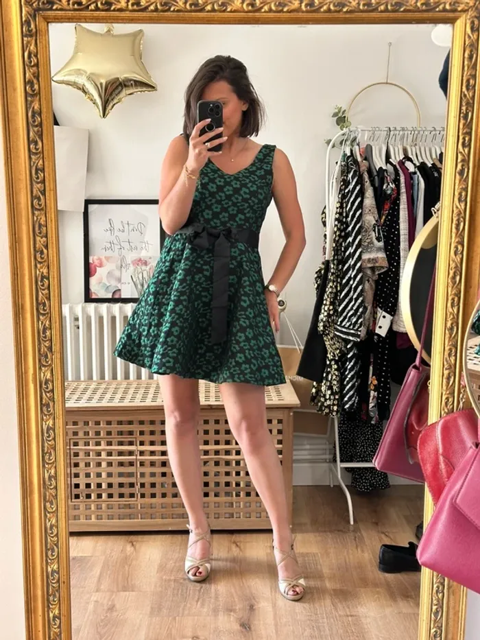 Robe noire et verte à fleurs taille 36 - photo numéro 3