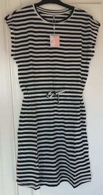 robe rayé blanc/noir ONLY taille 10 ans NEUVE avec étiquette