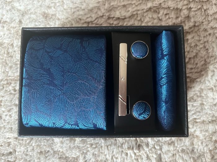 COFFRET ENSEMBLE CRAVATE bleu de chez FASHION & CLASSIC - Coffret à offrir - Coloris bleu et argenté -  l'ensemble comprenant 1 cravate bleue  + 2 boutons de manchette bleu et métal argenté + 1 pince à cravate argenté. - photo numéro 3
