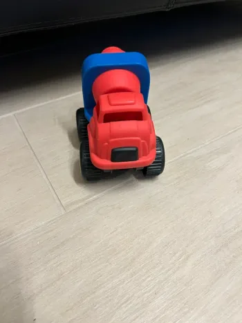 Petit camion béton toupie