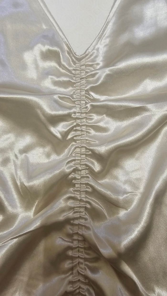 Top court pour les fêtes, couleur or, en satin H&M - photo numéro 5