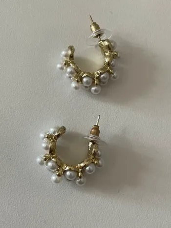 Boucle d’oreille fantaisie demi créole perles du groupe MaxMara intrend sans logo sans étiquette