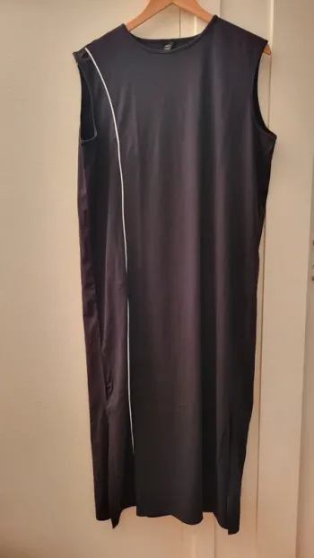 Robe longue noire sans manches