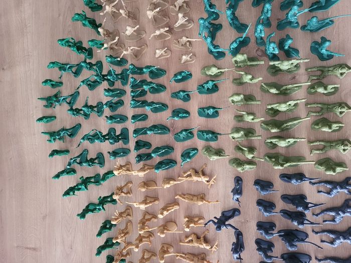 Lot figurines véhicules armes et accessoires militaires - photo numéro 7