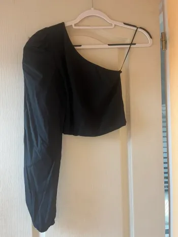 top noir une manche bershka