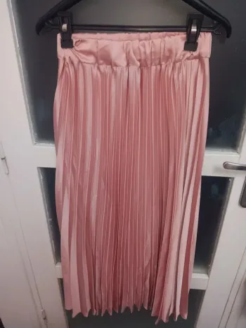 Jupe S plissée satinée rose poudré élégante