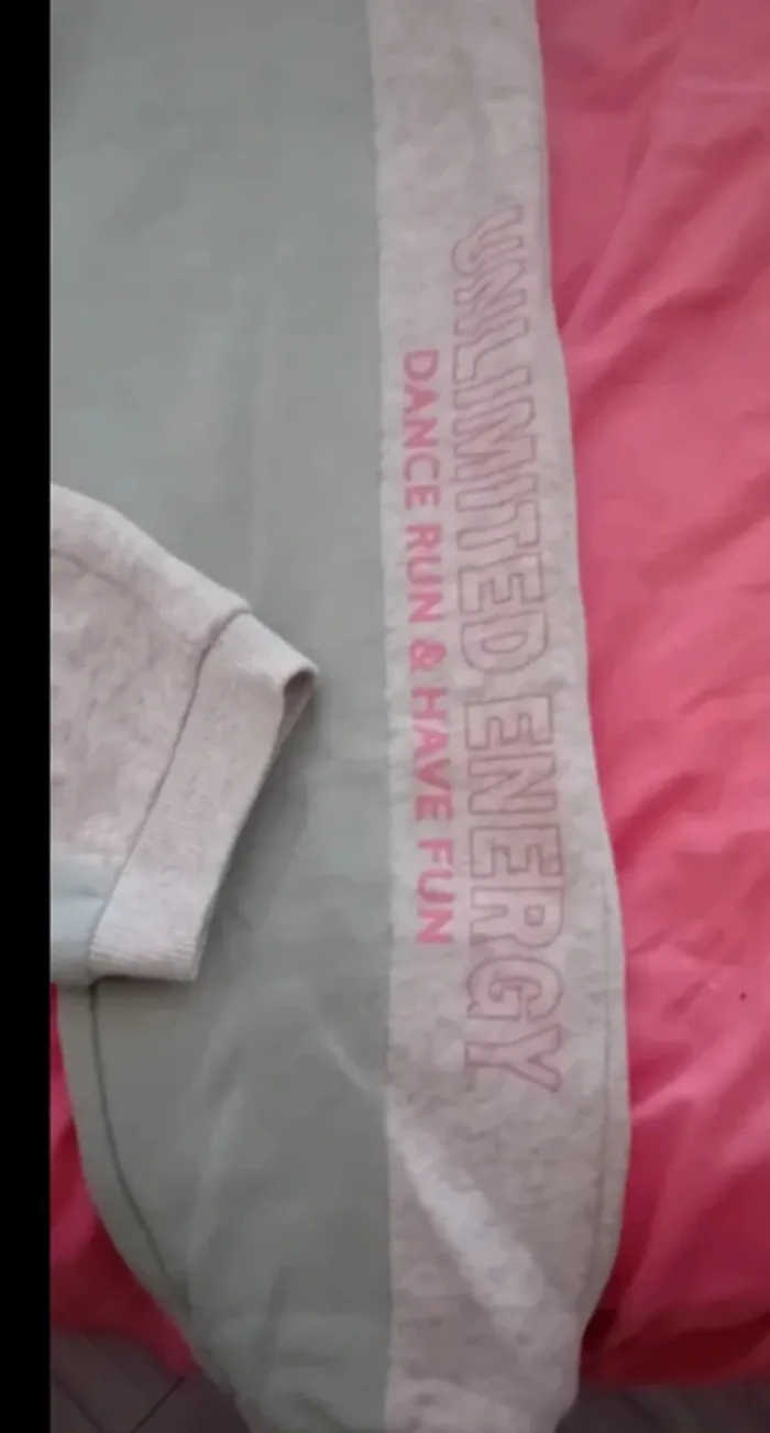 Très joli pantalon de jogging Kiabi 10 ans en très bon état - photo numéro 2