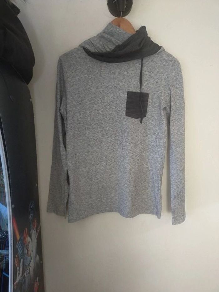 T shirt manche longue avec capuche homme taille Small marque Jules