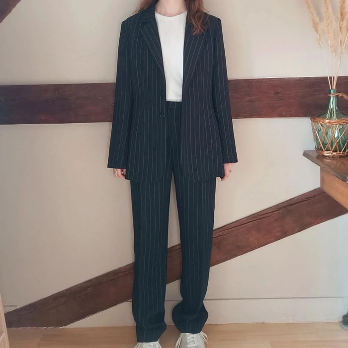 Ensemble tailleur blazer pantalon bleu marine rayures blanches