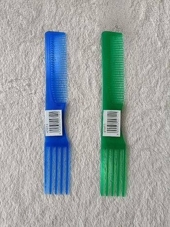2 peignes (bleu et vert)