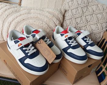Lot de deux paires de baskets / sneakers à scratch Ellesse pointure 33 neuves avec étiquettes