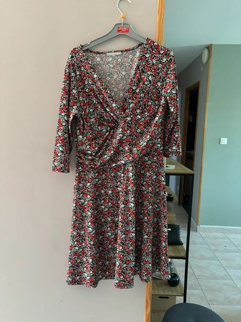 Robe manches 3/4 près du corps à fleurs rouges noires et blanches