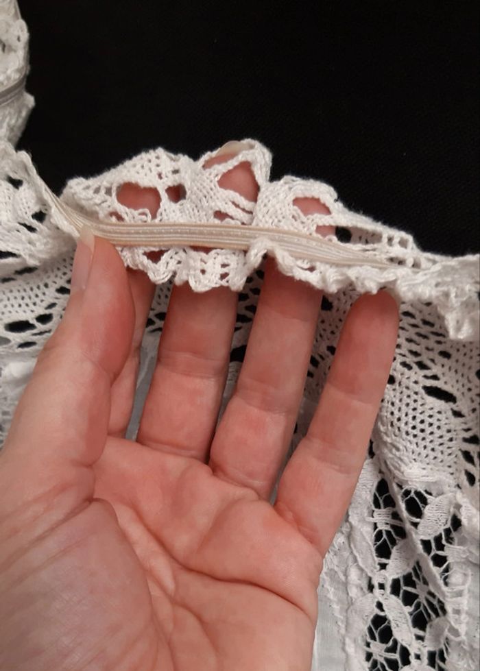 Très jolie blouse en broderie anglaise et dentelle col bateau / Bardot - photo numéro 7