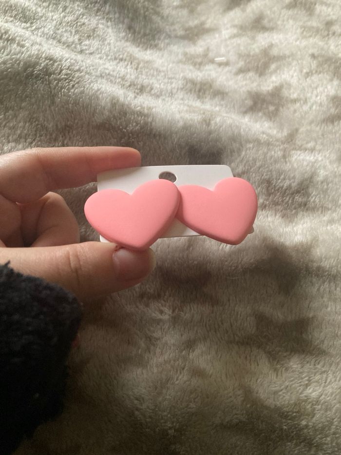 Boucles d’oreilles 🩷 NEUVES avec étiquette forme de cœurs couleur rose - photo numéro 5