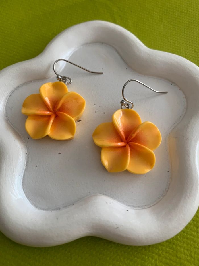 Boucles d’oreilles fleur d’hibiscus jaune en résine - photo numéro 3