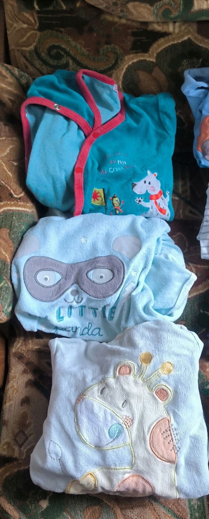 Trois pyjama taille 18 mois