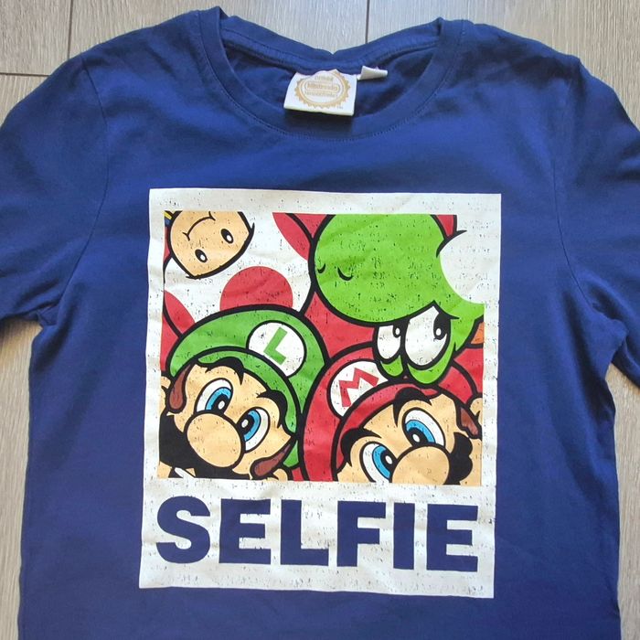 Très jolie maillot Mario bleu. Effet Graffiti. Garçon 10 ans. Marque Nintendo - photo numéro 2