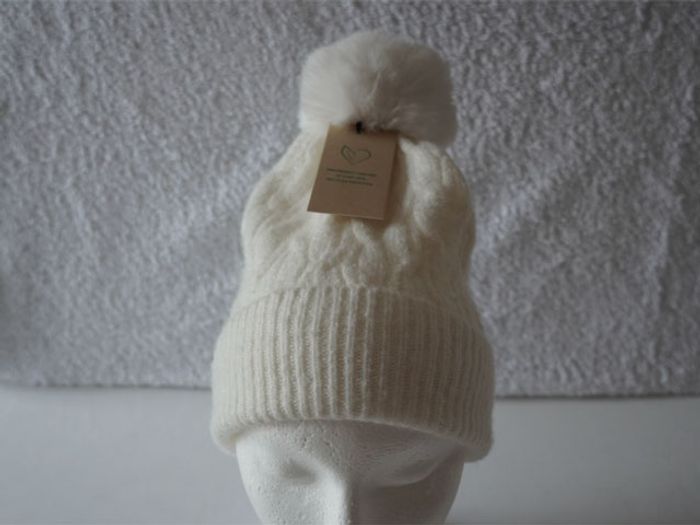 Joli bonnet écru fantaisie tout doux avec pompon neuf pour Femme - photo numéro 2