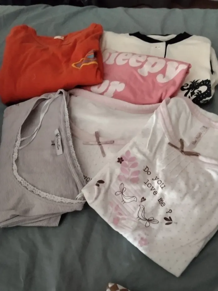 Lot chemise de nuit et un pyjama (D89)