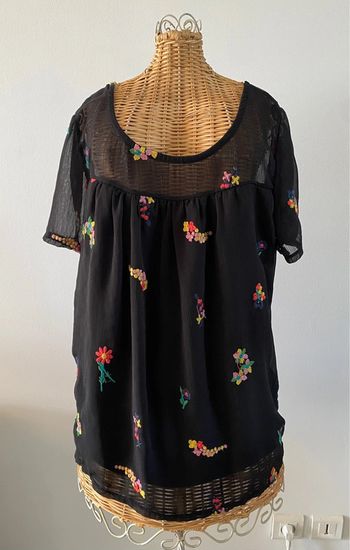 Blouse Miss Glammy Paris noire avec broderies fleurs multicolores taille 40