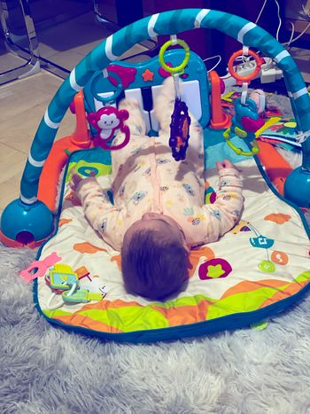 Tapis d éveil avec piano aux pieds