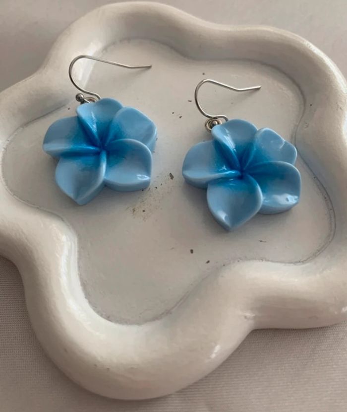 Boucles d’oreilles pendantes fleur d’hibiscus bleue claire - photo numéro 4