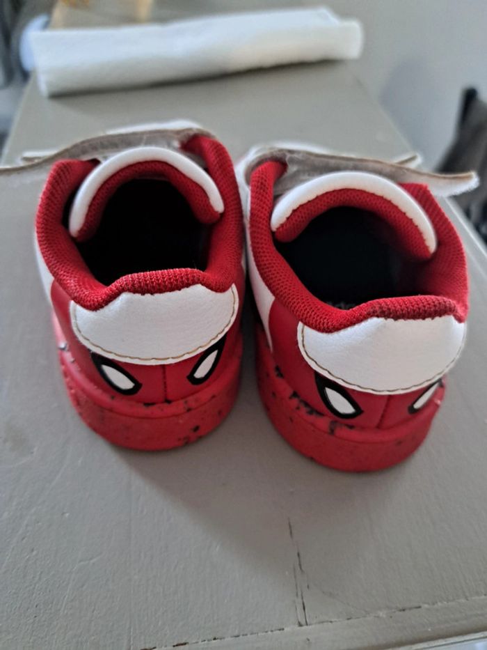 Basket blanche Spiderman Adidas taille 21 - photo numéro 2