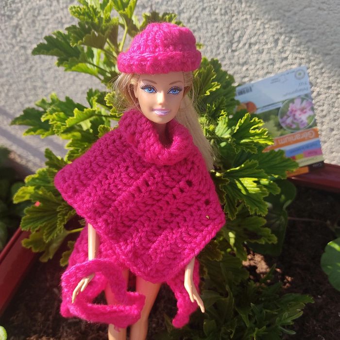 Vêtements pour Barbie 3+1€.