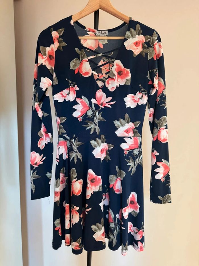 Robe causal marine fleuris avec décolleté croisé,