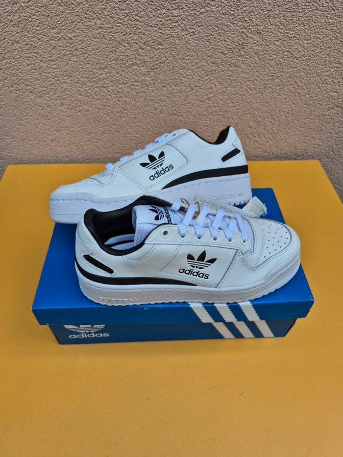 Basket plate-forme Adidas modèle Forum Bold W pointure 38