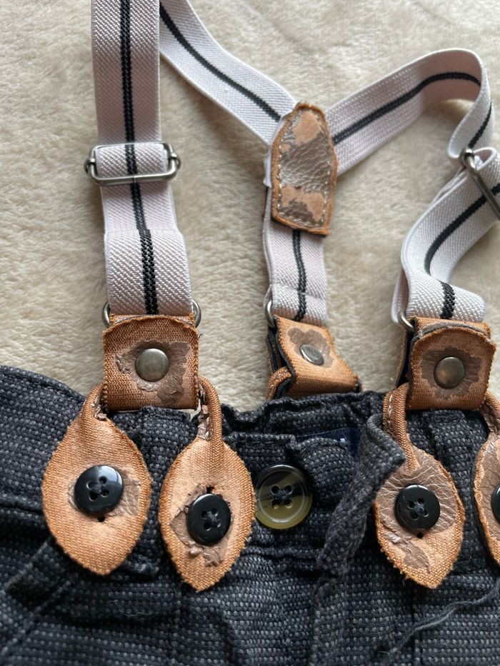 Pantalon à bretelles