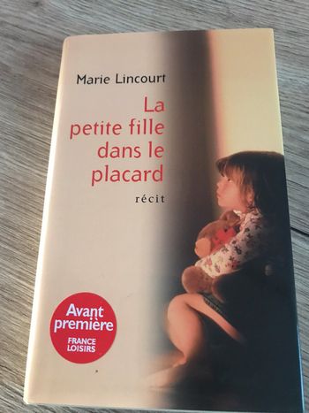 La petite fille dans le placard